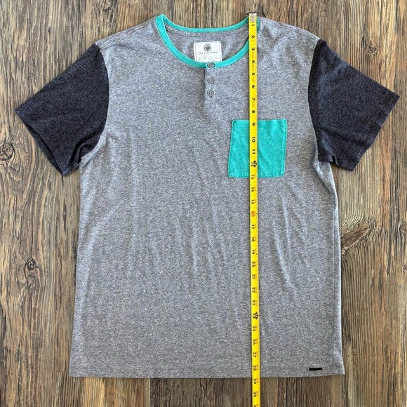 On the Byas Colorblock S/S Henley Tee Shirt Mens L Gray Speckled Teal Pocket - Picture 3 of 10